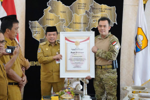 Cegah Radikalisme dengan Program Deradikalisasi, Gubernur Jambi Terima Penghargaan dari Densus 88, PETAJAMBI.COM