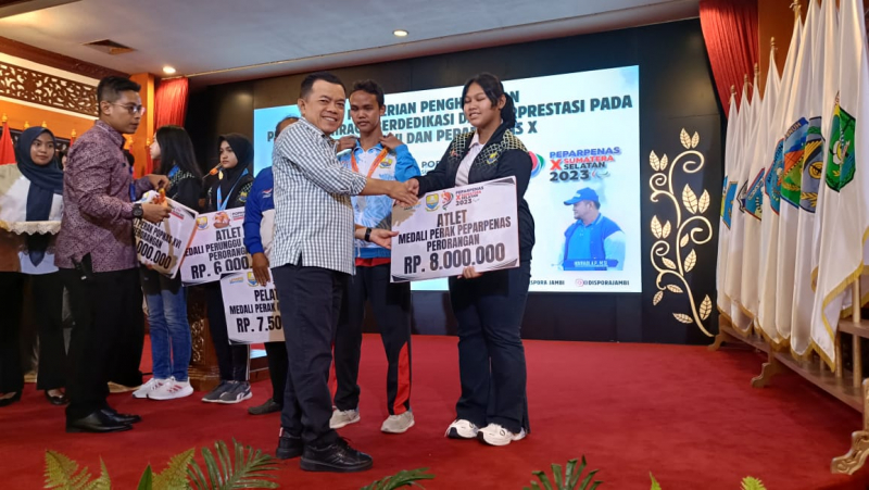 Gubernur Jambi Serahkan Bonus Atlet Popnas dan Peparpenas, PETAJAMBI.COM