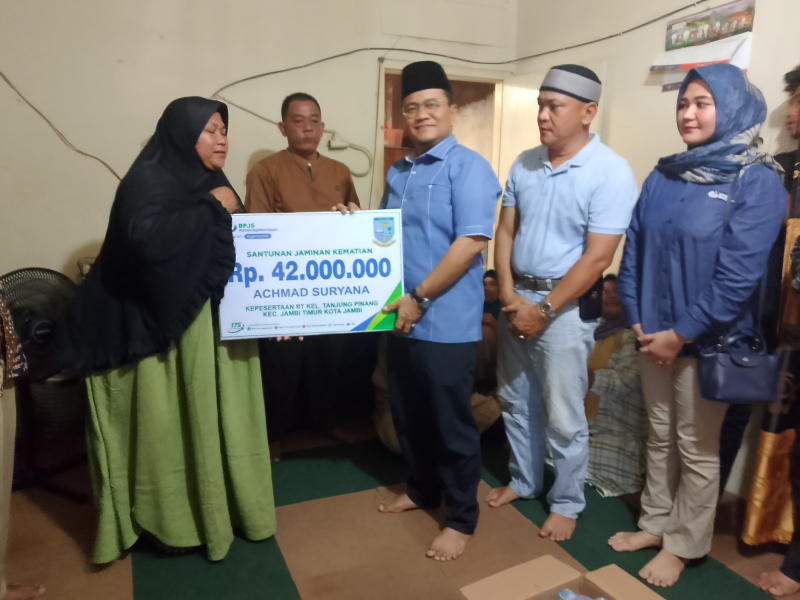 Wali Kota Jambi Serahkan Santunan JKM untuk Ahli Waris Ketua RT, PETAJAMBI.COM