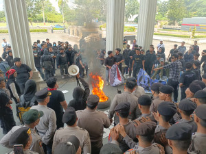 Dugaan Penyusup Saat Unjuk Rasa di DPRD Jambi Bikin Suasana Aksi jadi Ricuh, Polisi Selidiki, PETAJAMBI.COM