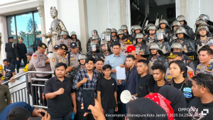 Dalam Kondisi Lelah, M.Hafiz Temui Langsung Massa Aksi di Gedung DPRD dan Siap Suarakan Aspirasi di Tingkat Pusat, PETAJAMBI.COM