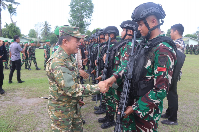 Gubernur Jambi Pimpin Upacara Pelepasan Satgas Yonif 141/KJ ke Papua , PETAJAMBI.COM