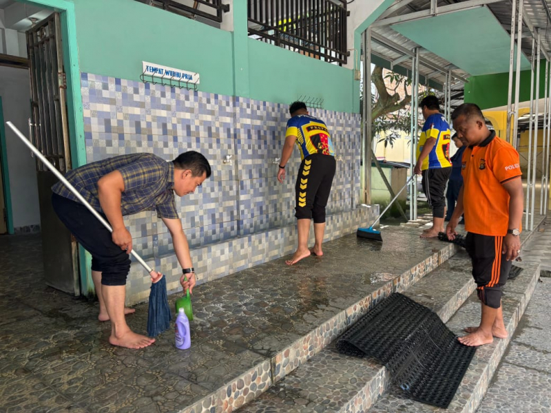 Personil Sipropam Polres Tanjab Barat Bakti Sosial dan Gotong Royong Bersihkan Masjid Raya Kuala Tungkal, PETAJAMBI.COM