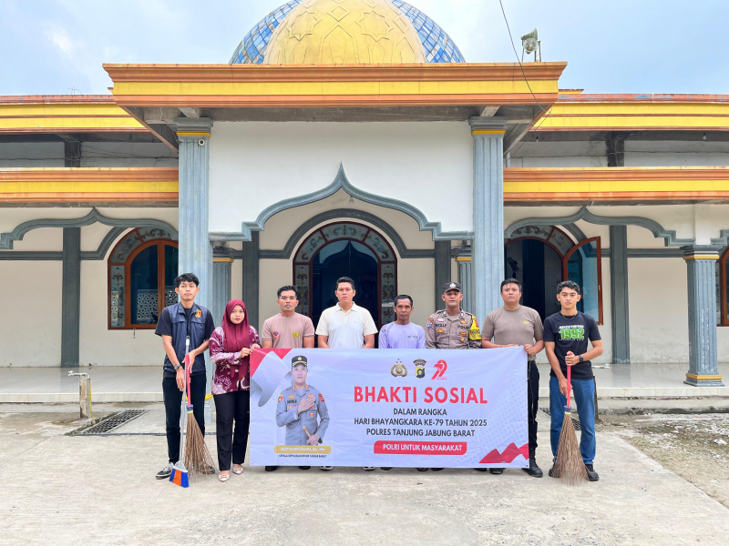 Sambut HUT ke-79 Bhayangkara, Polsek Tebing Tinggi Gotong Royong Bersihkan Masjid, PETAJAMBI.COM