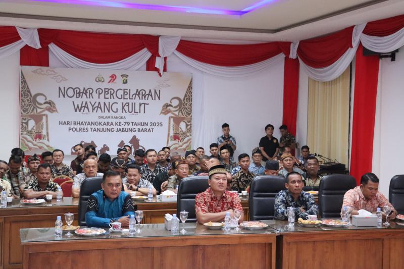 Meriahkan Hari Bhayangkara, Kapolres Tanjab Barat Bersama Forkopimda, Anggota dan Masyarakat Gelar Nobar Pagelaran Wayang Kulit, PETAJAMBI.COM