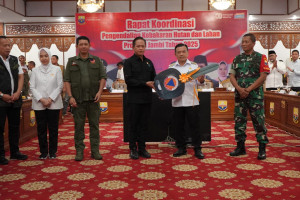 Menteri LH Puji Komitmen Pemprov Jambi Tangani Karhutla dan Serahkan Bantuan Untuk Penanganan, PETAJAMBI.COM