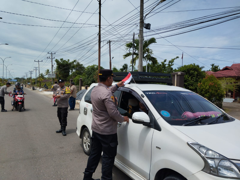 Bangkitkan Semangat Nasionalisme, Personel Polres Tanjab Barat Bagikan Bendera Kepada Pengendara, PETAJAMBI.COM